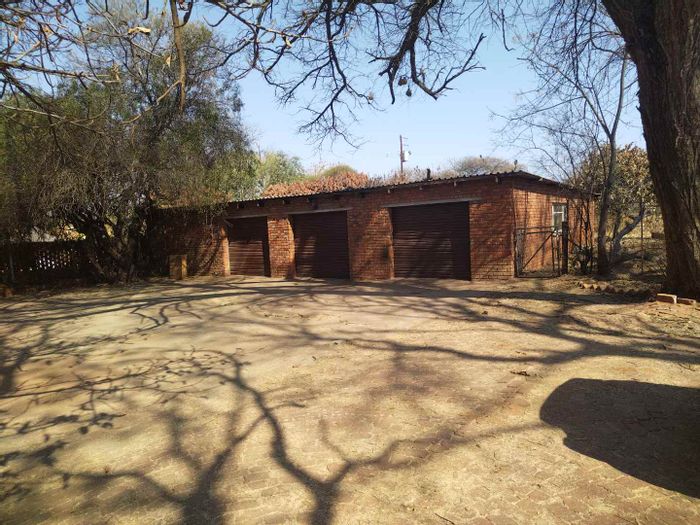 Farm for Sale in Bultfontein: 5 beds, pool, stables, cottages, boreholes.