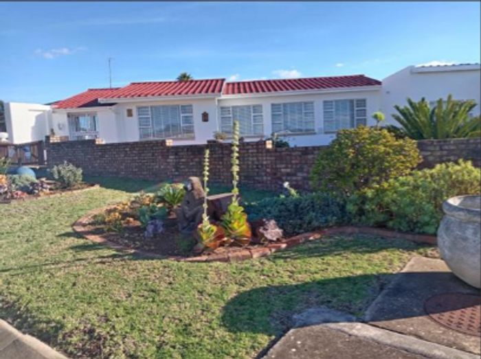 For Sale: Spacious 3-bedroom house in Campher Park with garden, garage, and study.