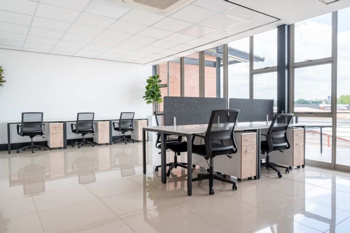 Office To Rent in Johannesburg North: Private office, shared space, 24/7 security.
