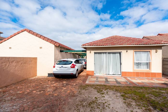 Capricorn Townhouse For Sale: Two bedrooms, open-plan living, low-maintenance yard.