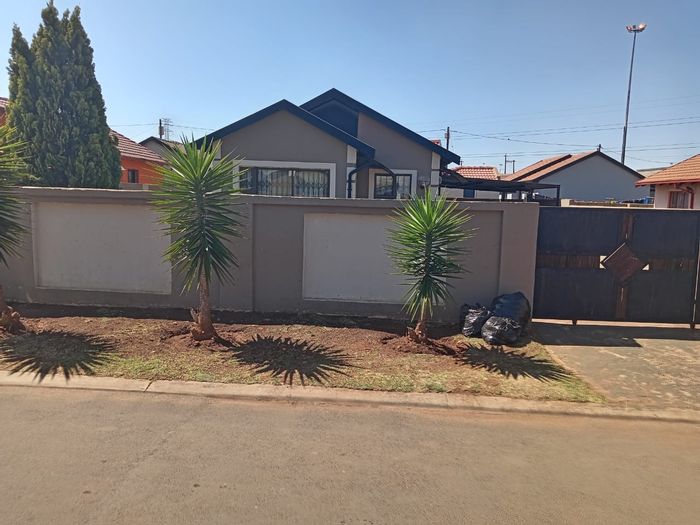 3 Bedroom House For Sale in Vosloorus with garden, carport, and en-suite.