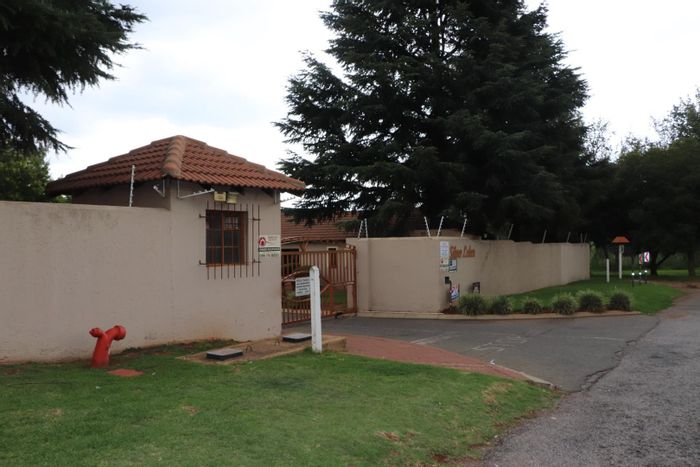 Property #2190964, Townhouse for sale in Roodepoort West