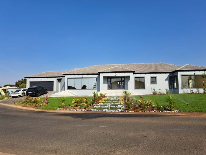 Arundo Estate House For Sale: 3 beds, 2.5 baths, double garage, landscaped garden.