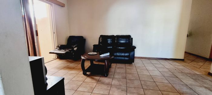 For Sale: House in Dorado Park with 3 bedrooms, double garage, and entertainment area.