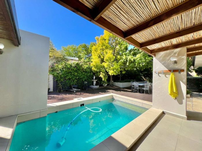 House in Uniepark To Rent: 3 bedrooms, mountain views, close to Jonkershoek.