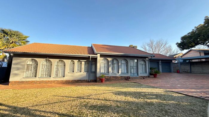 Glenvista House For Sale: 4 beds, pool, lapa, spacious gardens, near amenities.
