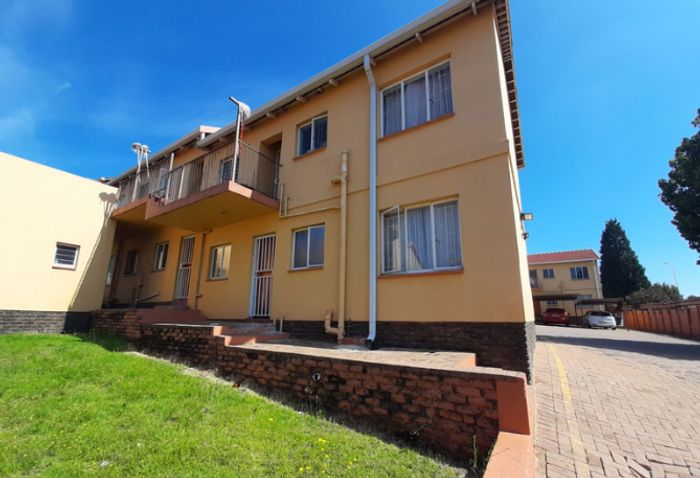 To Rent: Apartment in Roodepoort Central with secure yard, natural light.