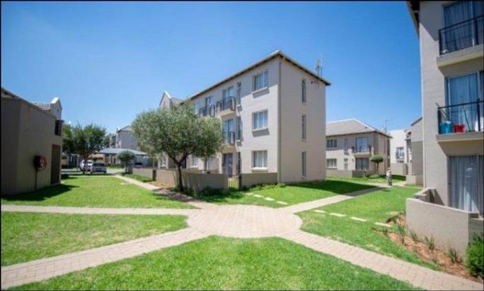1-Bedroom Apartment For Sale in Boksburg West with pool and garden access.