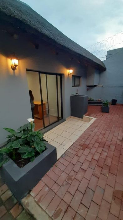 Cottage in Waverley To Rent: Garden access, secure parking, near Melrose Arch.