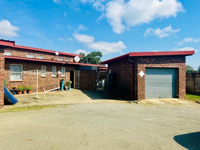 For Sale: Spacious 3-bedroom townhouse in Vryheid Central with garage, courtyard, pet-friendly.