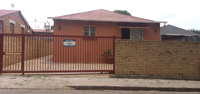 For Sale: House in Jan Hofmeyer, 3 beds, parking for 4, near UJ.