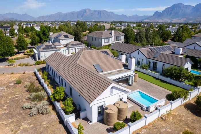 House for Sale in Val De Vie Estate: Pool, indoor braai, golf course access.