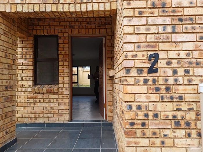Elandshaven Townhouse For Sale: 2 beds, garden, garage, no transfer costs.