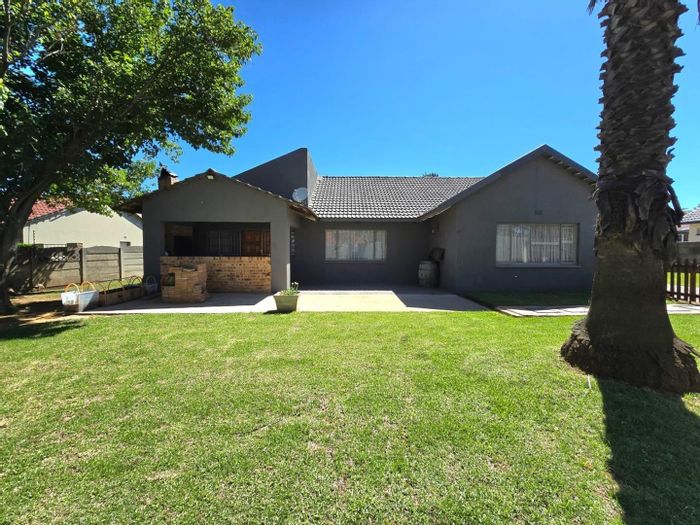 For Sale: House in General Alberts Park with flatlet, garage, and entertainment area.