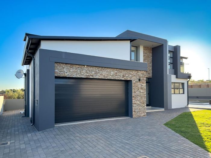 Property #2402101, House For Sale in Fountainbrook Estate