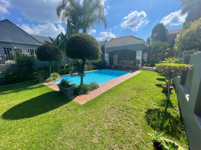 Melrose North Apartment To Rent: Furnished, private garden, pool, 24-hour security.