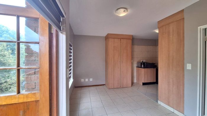 Auckland Park Apartment To Rent: Secure complex, balcony, close to universities and amenities.