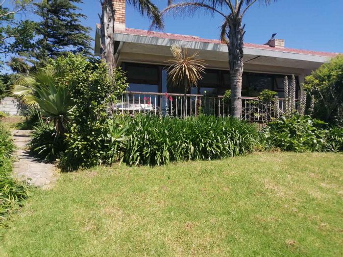 Spacious family home in Grabouw Central with pool, flatlet, and entertainment areas. For Sale.