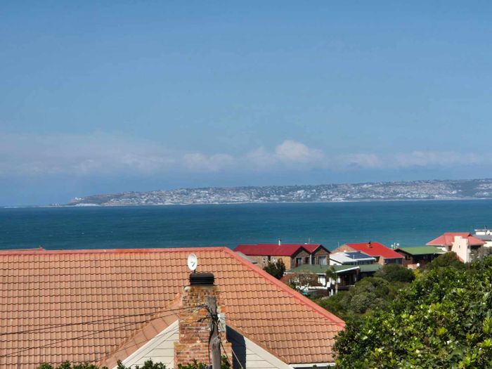 For Sale: 3 Bedroom House in Tergniet with Ocean Views and Double Garage.