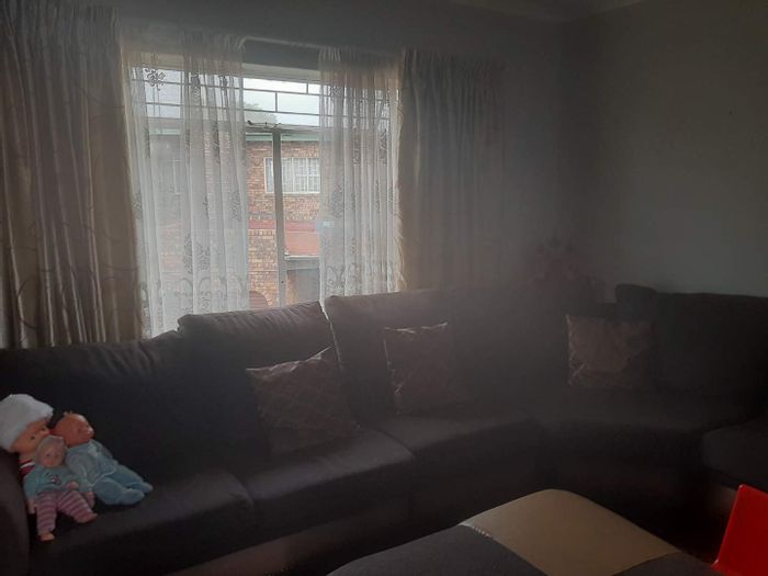 Wierdapark Apartment To Rent: 2 Bedrooms, Pool, Garage, Close to Schools.