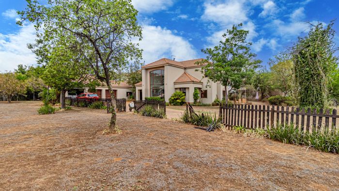 House To Rent in Saddlebrook Estate: Equestrian-friendly, spacious yard, three ensuites.