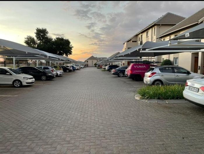 For Sale: Apartment in Klippoortjie AH with 24-hour security and secure parking.
