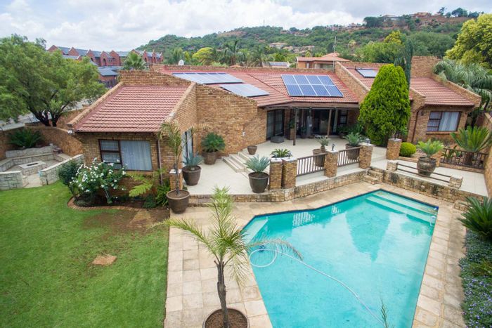 Glenvista House For Sale: 4 beds, pool, Lapa, solar panels, security system.