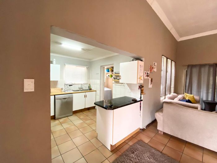 The Reeds House For Sale: 4 Bedrooms, ensuite bathrooms, entertainment area, double carports.