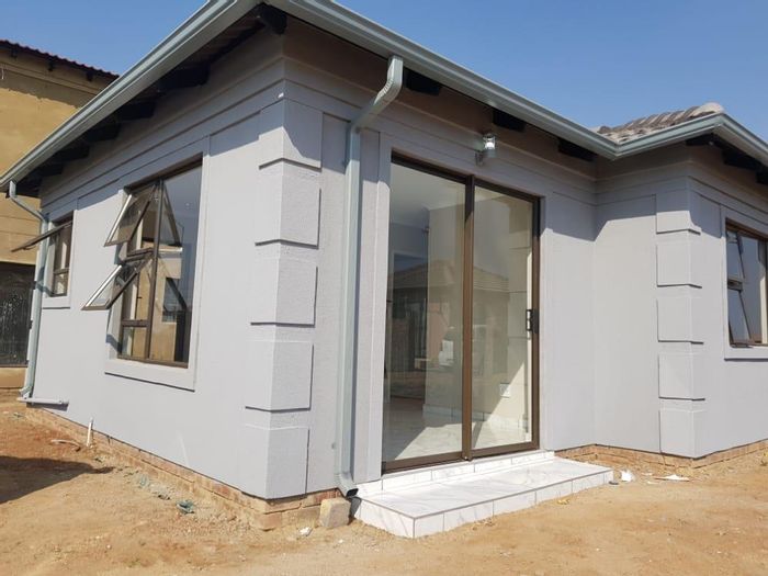 Selcourt House For Sale: 3 Bedrooms, secure estate, customizable finishes, near amenities.