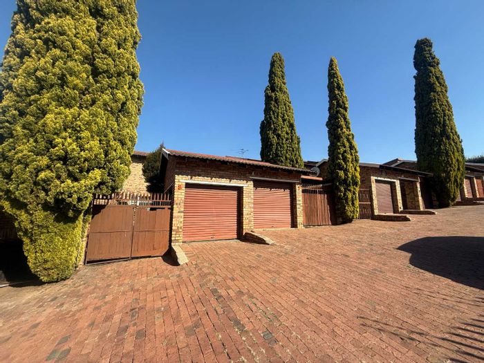 Property #2389264, Townhouse Rental Monthly in Windsor West