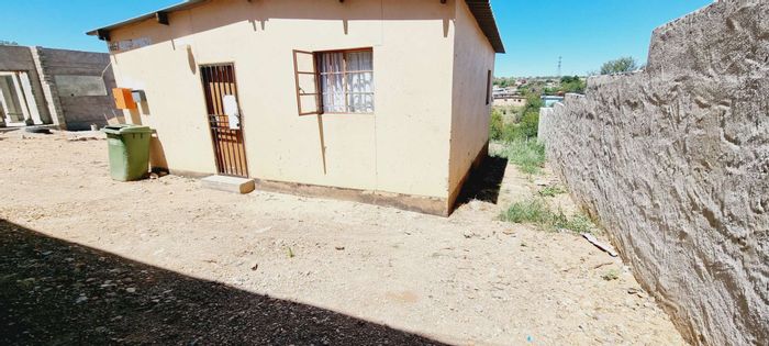 Katutura House For Sale: 2 Bedrooms, 1 Bathroom, 480m² Erf, Needs TLC.