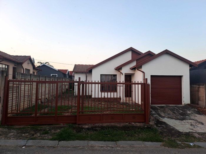 Three-bedroom house with yard, garage, and pet-friendly in Olievenhoutbosch AH To Rent.