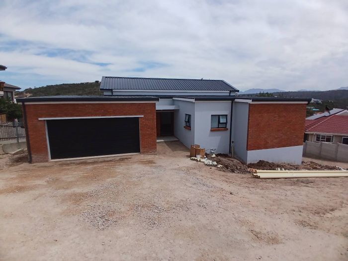 Bergsig House For Sale: 3 bedrooms, dual entertainment zones, breathtaking views.