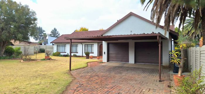 Spacious 5-bedroom house in Brackendowns with dual entrance and expansive garden. For Sale.