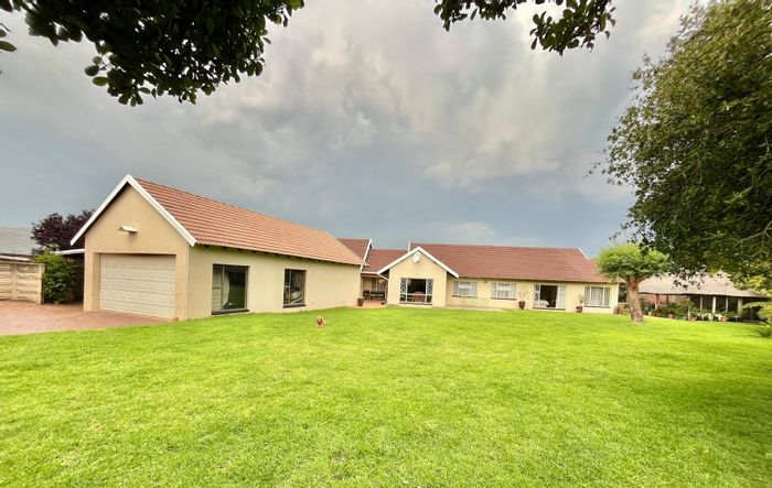 For Sale: House in Freeway Park with 4 beds, study, flatlet, and garden.