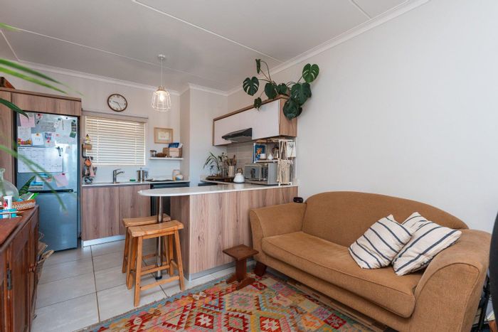 Ballito Central Apartment For Sale: 1 Bed, Gym, Restaurant, Pools, Pet-Friendly.