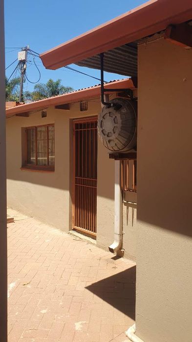 1 Bedroom Cottage in Orange Grove To Rent, Open Plan Lounge, Prepaid Electricity.