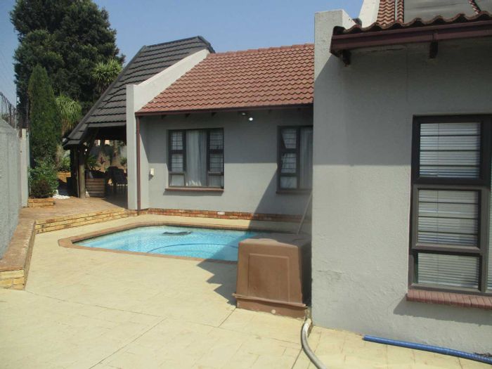 Elandshaven House For Sale: 3 beds, pool, entertainment area, double garage.