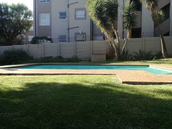 2-Bedroom Townhouse To Rent in Suideroord with pool, braai area, and secure parking.