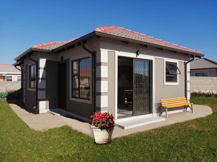 Selcourt House For Sale: 3 beds, customizable finishes, near schools and shopping.