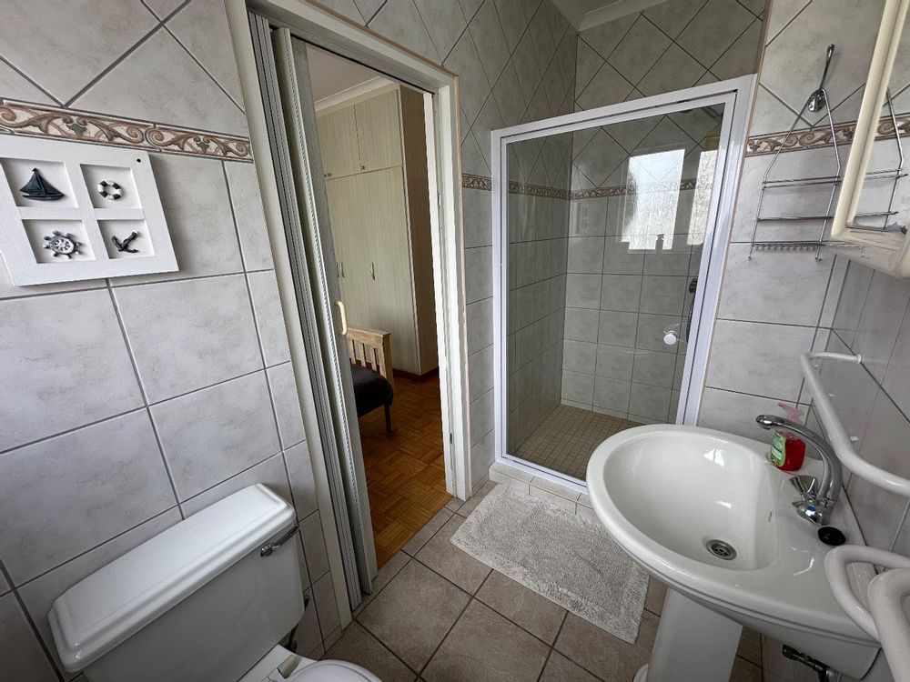 En-suite bathroom of bedroom 3 of Duplex