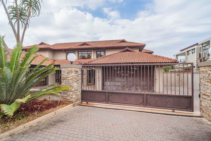 For Sale: House in Izinga Ridge with pool, garages, and 24/7 security.