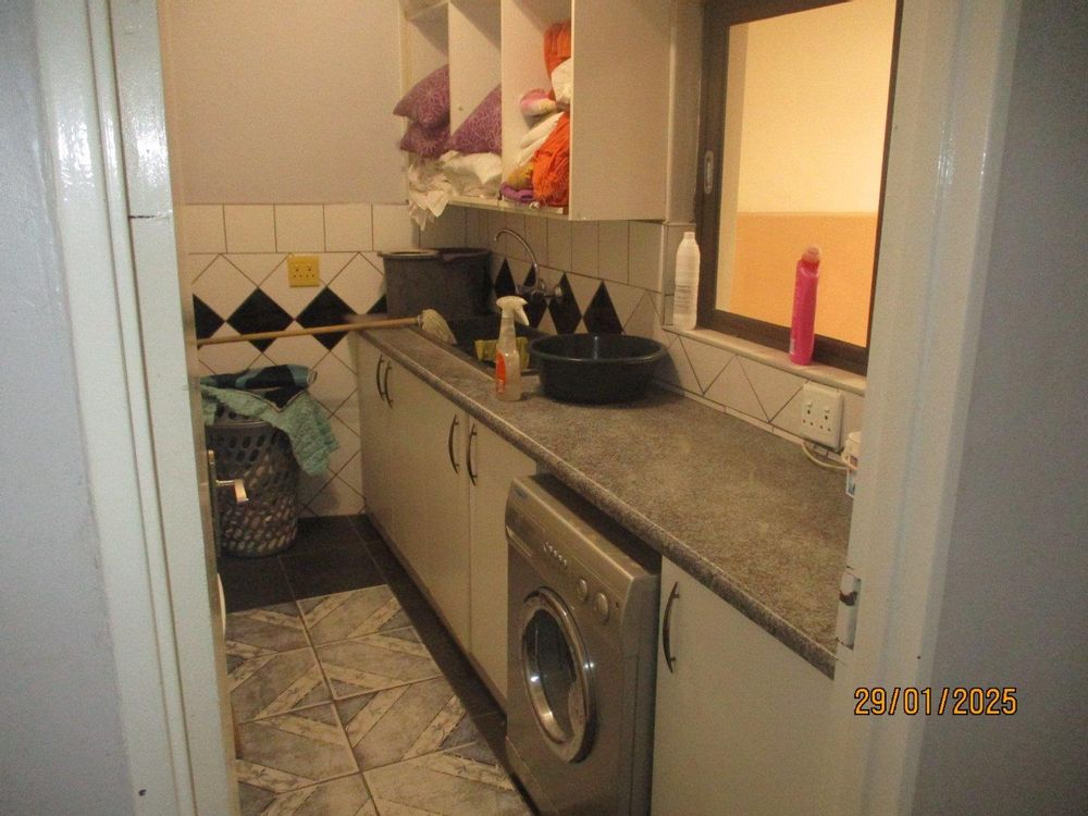 The main dwelling host a separate scullery with washing facilities  