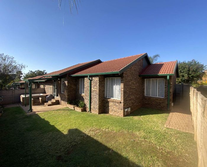 Property #2252755, Townhouse for sale in Highveld