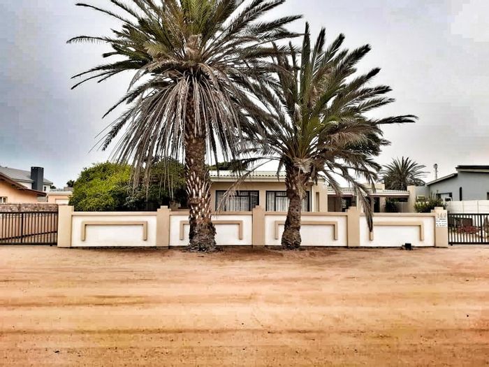 House with flatlet, garage, and ample parking in Henties Bay Central for sale.