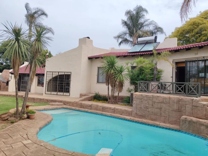 Helderkruin House For Sale: 5 Beds, Pool, Lapa, Garden, Ample Parking.