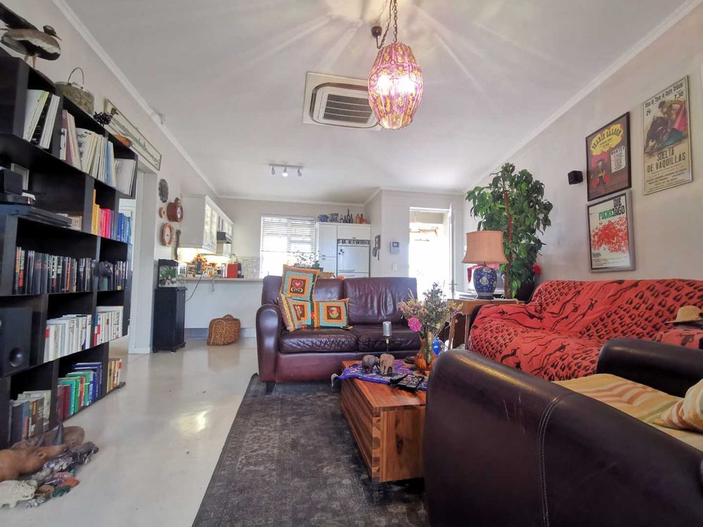 GRANNY FLAT - OPEN PLAN KITCHEN WITH LOUNGE 