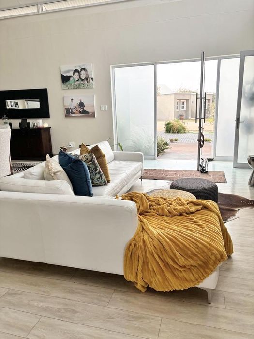 For Sale: House in Omeya Golf Estate with pool, garage, and study room.