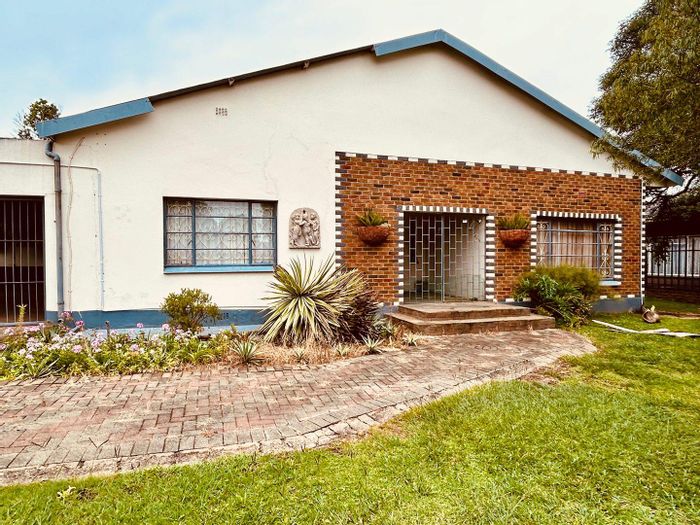 Vryheid Central House For Sale: 6 bedrooms, pool, flatlet, large garden.