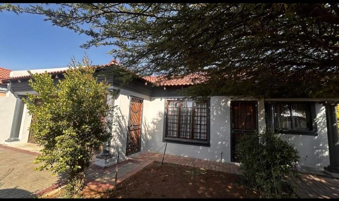 Nkwe Estate House For Sale: 3 beds, double garage, landscaped garden, secure living.